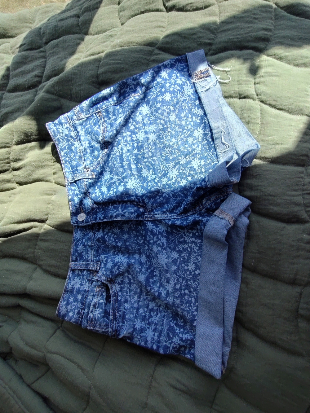 Time and Tru Blue Floral Denim Roll‑Cuff Shorts
